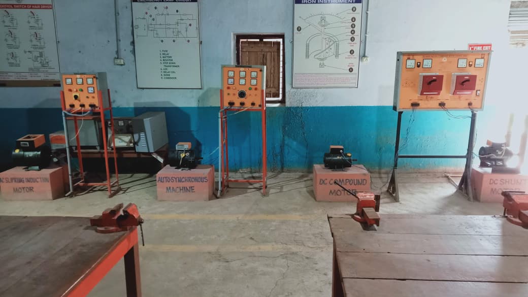 Electrical training hall with instrument panels